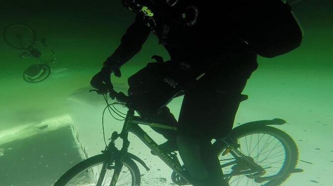 Kopfüber und in Taucherausrüstung fuhr Tord Trælnes unter der Eisfläche des Flusses Plura in Nordland Fahrrad (Aufnahme von O