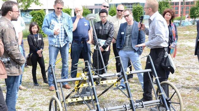 Vor der legendären »Förster-Sonde«: Minensucher auf dem Reutlinger Testfeld.