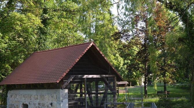 Zäune schirmen bisher provisorisch das Wasserrad im Schlösslespark ab.