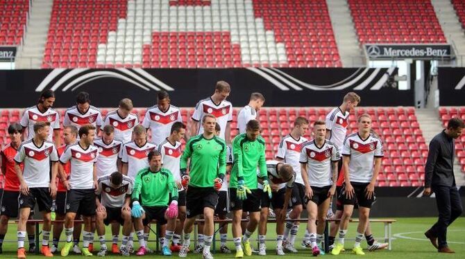 Nach dem Foto löst sich die Gruppe auf, Oliver Bierhoff (r) geht als erstes. Foto: Frederik von Erichsen