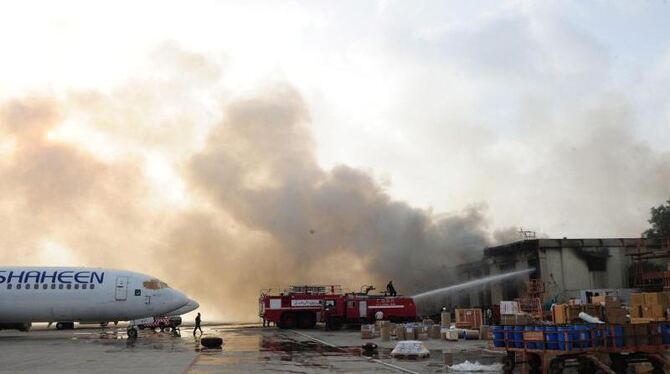 Rauchwolken stehen über dem umkämpften Flughafen von Karachi. Foto: EPA