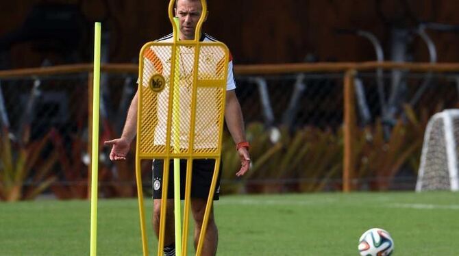 Assistenz-Trainer Hansi Flick steht beim Training passgenau hinter einem Dummy. Foto: Marcus Brandt