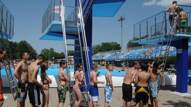 Bei tropischen Pfingst-Temperaturen wollten alle nur eins: Erfrischung. Entsprechend voll war es im Reutlinger Freibad. GEA-FOTO