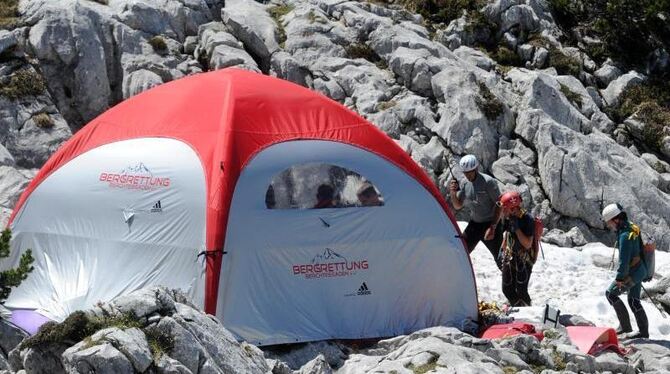 Auf Höhlenrettungen spezialisierte Helfer aus der Schweiz gehen in der Nähe vom Eingang zur Riesending-Schachthöhle zu einem