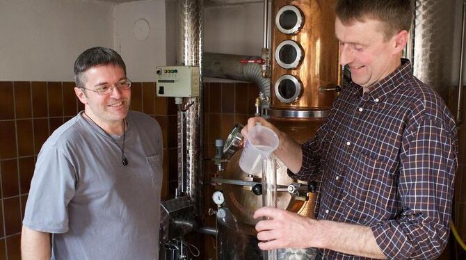 »Brennen kann man alles.« Roland Junger (rechts) und Stefan Walter haben Spaß am Experimentieren.  FOTO: ANGELA HAMMER