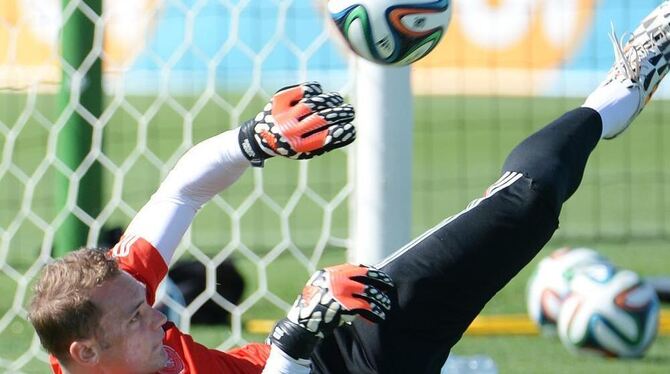 Torhüter Manuel Neuer ist wieder ins Mannschaftstraining eingestiegen. FOTO: DPA