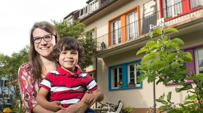 Birgit Hoinle (28) und ihr Sohn Astu (4) sitzen  in Tübingen vor ihrem Wohnhaus, welches Teil eines 4-Häuser-Projektes ist.