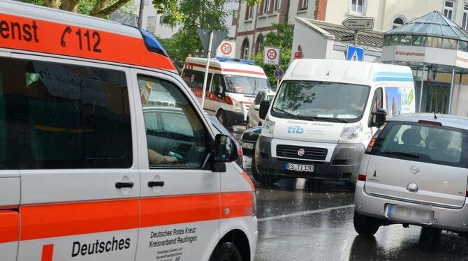 Für Rettungssanitäter und Notärzte gibt es derzeit am Fuße des Steinenbergs öfters kein Durchkommen mehr.