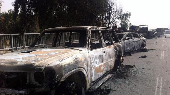 Ausgebrannte Autowracks stehen auf einer Straße in Mossul. Foto: Mohammed Al-Mosuli