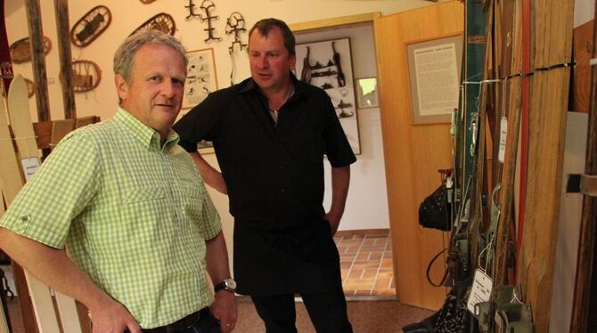 Reinhold Müller (links) und Achim Muckenfuß öffnen das Skimuseum am Beiwald-Lift jetzt auch im Sommer. FOTOS: LEISTER