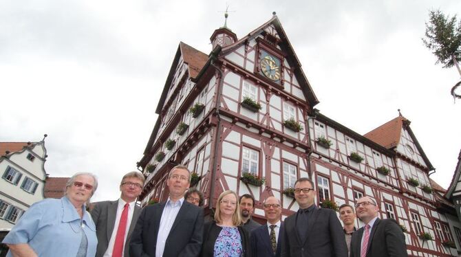 Wie alt genau das Uracher Rathaus ist, weiß bis jetzt niemand. Vielleicht kommt dem Geheimnis eine(r) dieser Historiker(innen) i