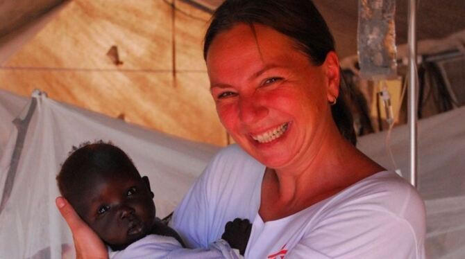 Sabine Dorn mit dem gesunden Baby einer Mutter mit Hepatitis E auf dem Arm.