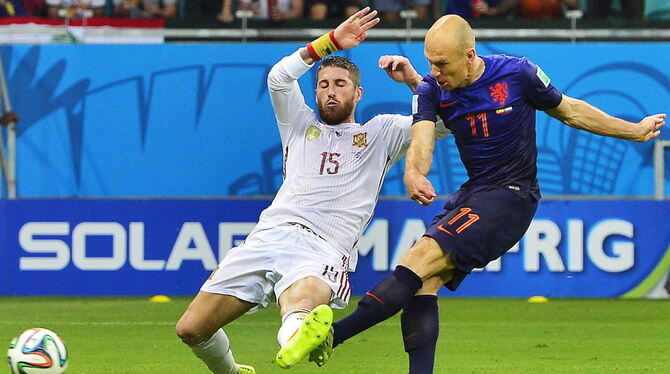 Arjen Robben erzielt beim 5:1 gegen Weltmeister Spanien das 2:1. FOTO: DPA