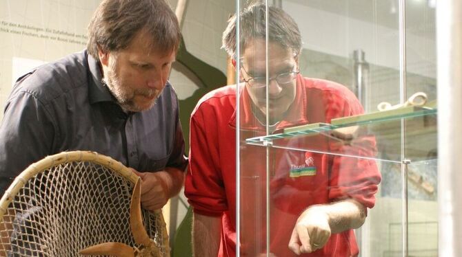 Ralf Baumeister (links) mit Kescher und Urs Leuzinger mit Aal-Harpune (Nachbauten) in der Ausstellung. In der Vitrine original S