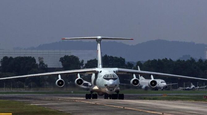 Eine chinesische Transportmaschine vom Typ Iljuschin IL-76 landet bei Kuala Lumpur in Malaysia. Foto: Azhar Rahim/Archiv