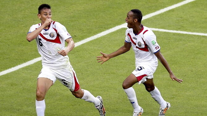 Oscar Duarte (links) und Junior Diaz feiern das 2:0 von Costa Rica im WM-Spiel gegen Uruguay. FOTO: DPA