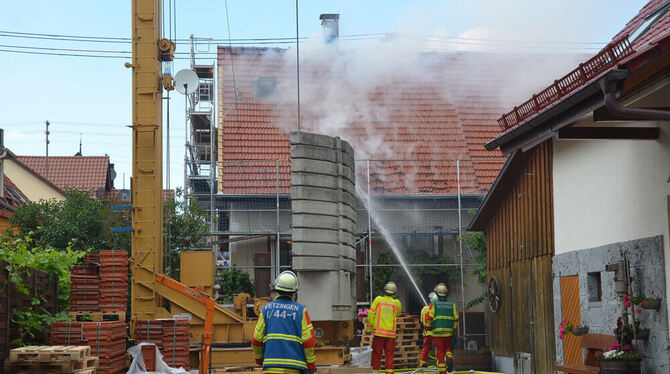 Die Feuerwehr löscht den Dachstuhlbrand in Neuhausen. FOTO: SANDER