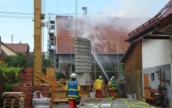 Die Feuerwehr löscht den Dachstuhlbrand in Neuhausen. FOTO: SANDER