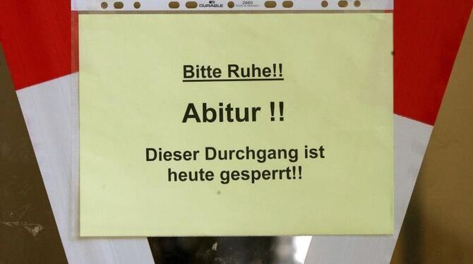 Ein Schild bittet für eine laufende Abitursprüfung um Stille. Foto: Roland Weihrauch