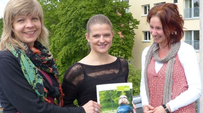 Boje-Einsatzleiterin Anja Reuß und die ehrenamtlichen Mitarbeiterinnen Anna-Maria Rolle und Karin Rosin (von links.) FOTO: WEBER