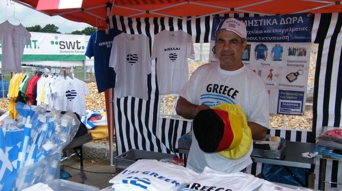 Solidarität: Griechenland-T-Schirts gab es in allen Größen zu kaufen. FOTO: ALM