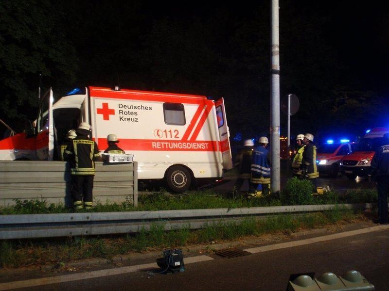 Krankenwagen mit Angeschossenem baut Unfall