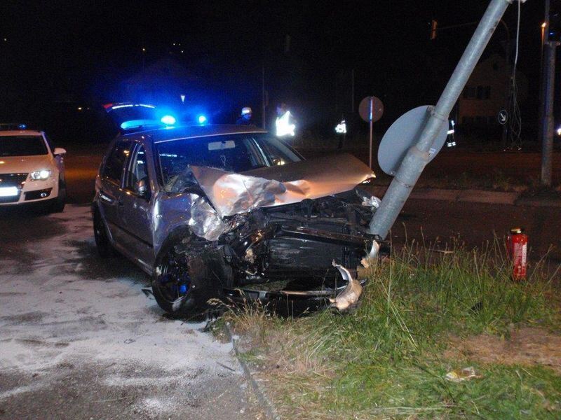 Krankenwagen mit Angeschossenem baut Unfall