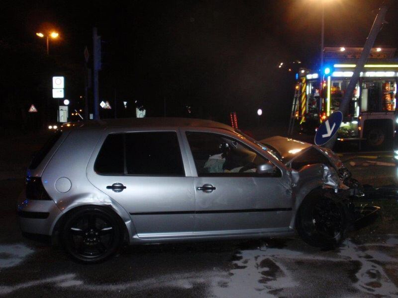 Krankenwagen mit Angeschossenem baut Unfall