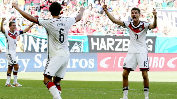 Deutschlands Thomas Müller (rechts) erzielt beim 4:0-Erfolg gegen Portugal drei Tore. FOTO: DPA