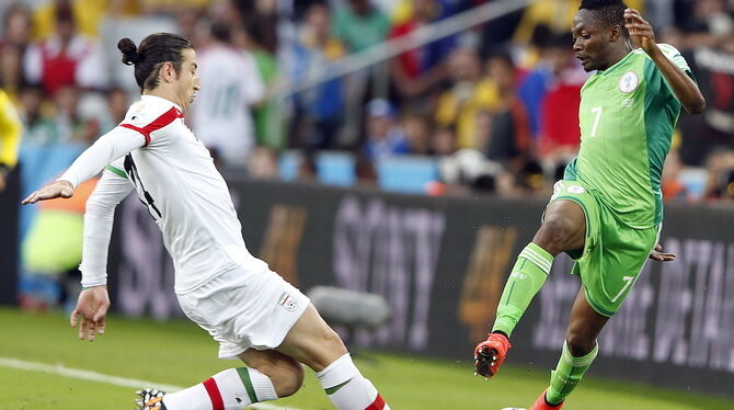 Irans Andranik Timotian (links) und Nigerias Ahmed Musa in Aktion. FOTO: DPA