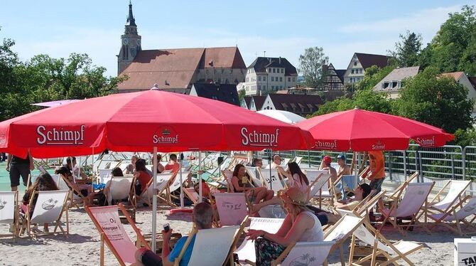 Entspannung in luftiger Höhe: Die Strandbar bietet einen wunderbaren Blick über die Stadt. GEA-FOTO: STÖHR