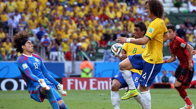 Mexikos Torhüter Guillermo Ochoa rettet seiner Mannschaft das 0:0-Unentschieden gegen Brasilien. FOTO: DPA