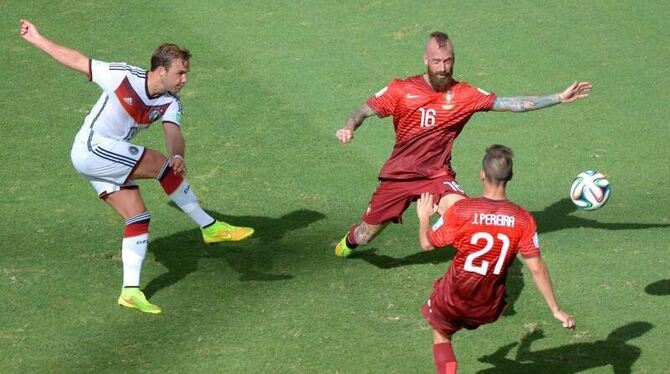 Mario Götze (l) war in seinem 30. Länderspiel einer der großen Gewinner zum deutschen WM-Auftakt. Foto: Thomas Eisenhuth