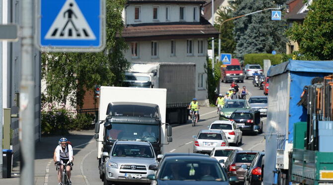 Zahlreiche Laster, Autos und Radler fahren auf der Bundesstraße 31 durch den Friedrichshafener Teilort Fischbach am Bodensee. Wi