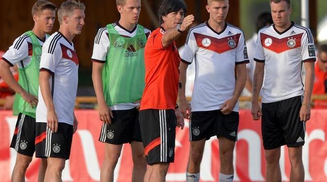 Wie Joachim Löw gegen Ghana spielen will, soll geheim bleiben. Foto: Thomas Eisenhuth