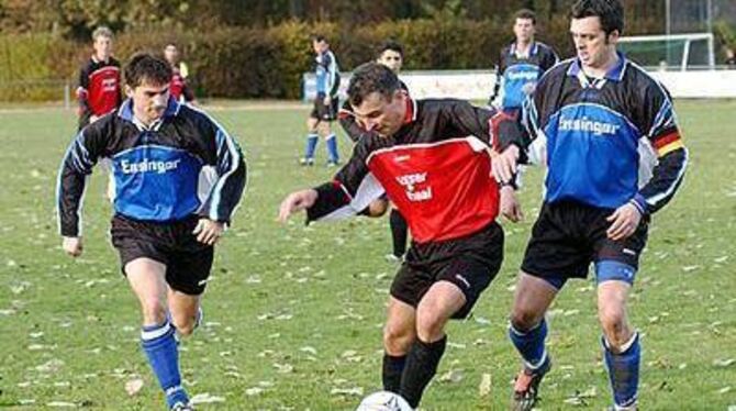 Nach einer schwachen spielerischen Leistung trennten sich TSG Tübingen (Wolfram Bauer Mitte) und Pliezhausen torlos.  GEA-FOTO: