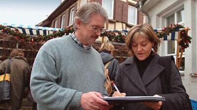 Protest-Unterschriften en masse: Dieter Michalkowski und seine Mitstreiter sammelten fleißig beim Bücher-Flohmarkt in Betzingen.