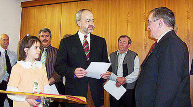 Besondere Ehrung für Fritz Fromm (rechts): Bürgermeister Thomas Reumann und seine Tochter Lou-Ann überreichten dem Sänger und Vo