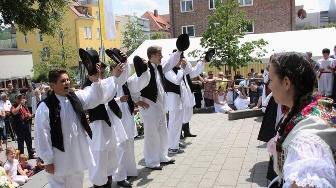 Die kroatische Folkloregruppe Soklovi (zu Deutsch »Falken«) bot beim Gemeindefest Lieder und Tänze dar.