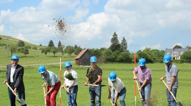 Da fliegen die Erdbollen beim gemeinsamen Spatenstich der am Flurbereinigungsverfahren Beteiligten. Es sei ein Gemeinschaftswerk