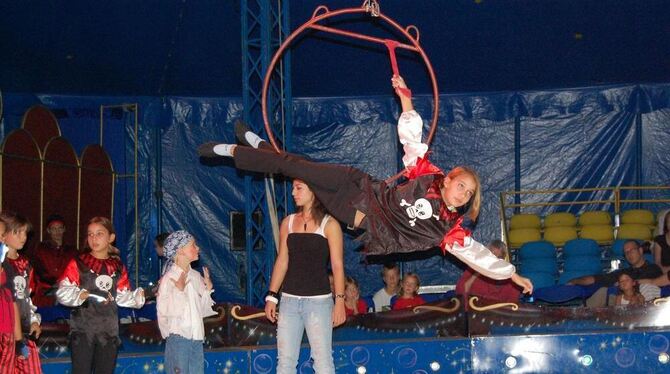 Als Akrobat die Manege erobern und die Zuschauer begeistern – beim Zirkusprojekt, das beim Wannweiler Sommerferienprogramm über