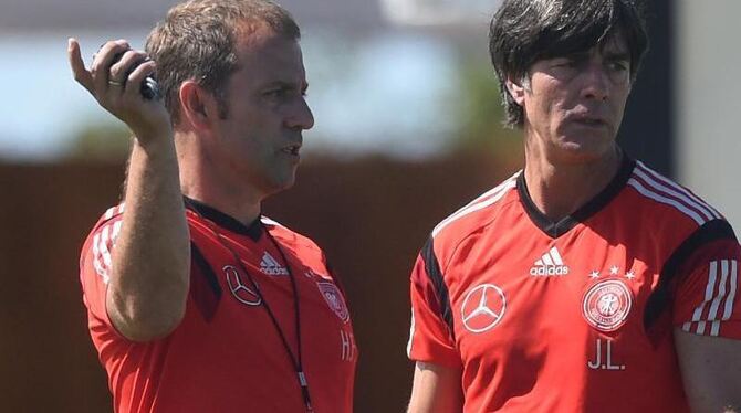 Bundestrainer Joachim Löw und sein Assistent Hans-Dieter Flick während eines Trainings. Foto: Marcus Brandt