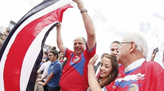 Costa Ricas Präsident Luis Guillermo Solis wird zum »Feierbiest«. Foto: Jeffrey Arguedas