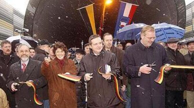 Bei der Eröffnung der neuen Bundesstraße 312 in Pfullingen an Scheren und Absperrband in den Bundesfarben (von links): Rudolf He