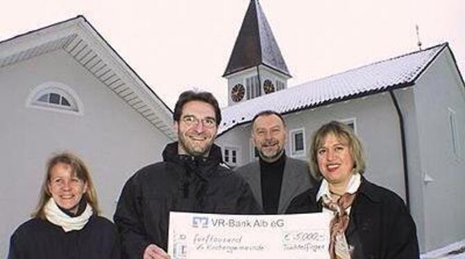 5000 Euro für die evangelische Kirchengemeinde. Unser Bild zeigt (von rechts) Christine Vöhringer, Joachim Augustin, Ekkehard Ro