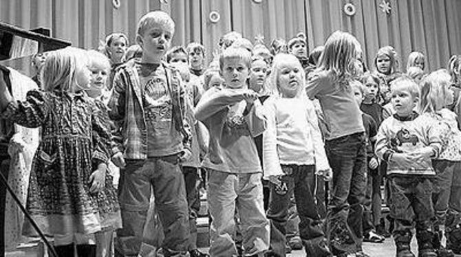 Die beiden Kinderchöre des Orts erstmals gemeinsam auf.  FOTOS: STRÖHLE