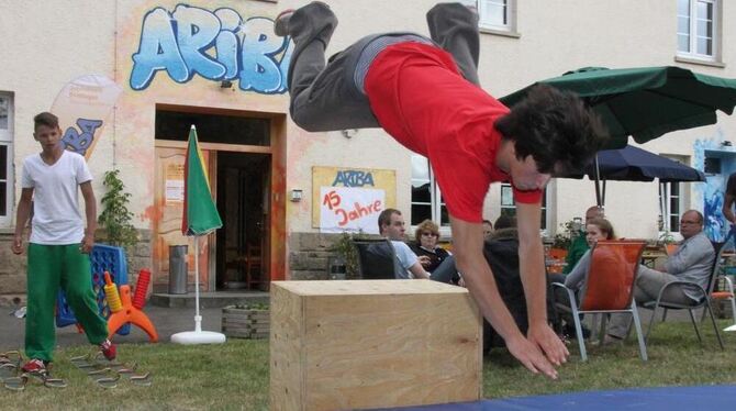 Parcours-Kunststücke zeigten Jugendliche beim Fest zum 15-jährigen Bestehen des Jugendhauses Ariba. FOTO: LEISTER