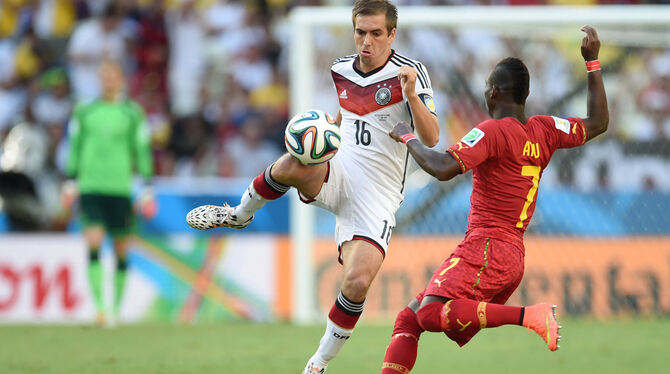 Zeigte Schwächen: Philipp Lahm. Rechts: Der Ghanaer Christian Atsu.  FOTO: DPA