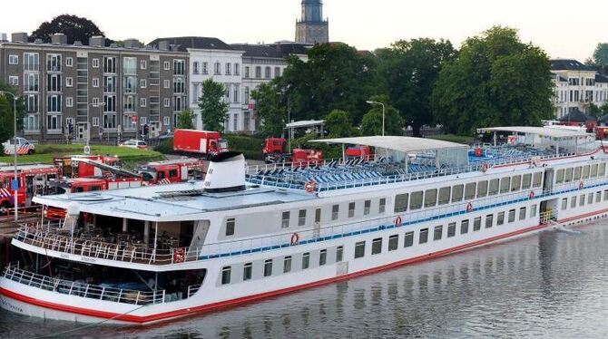 Ein dumpfer Knall, dann dringt Wasser in das Schiff ein. Die Passagiere kommen mit dem Schrecken davon. Doch die Ursache des