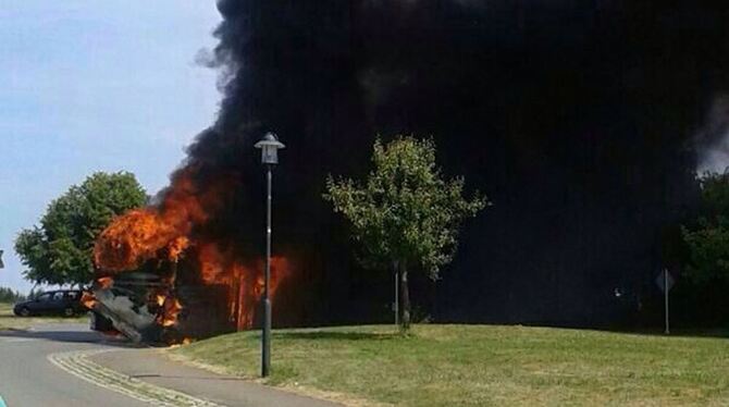 Ein Schulbus brennt bei Bad Urach aus. FOTO: PR